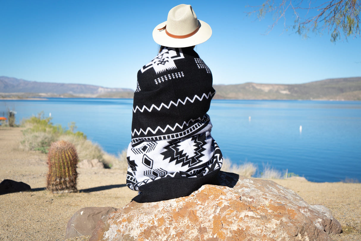 Andean Alpaca Wool Blanket - Black & White 90" x 78”