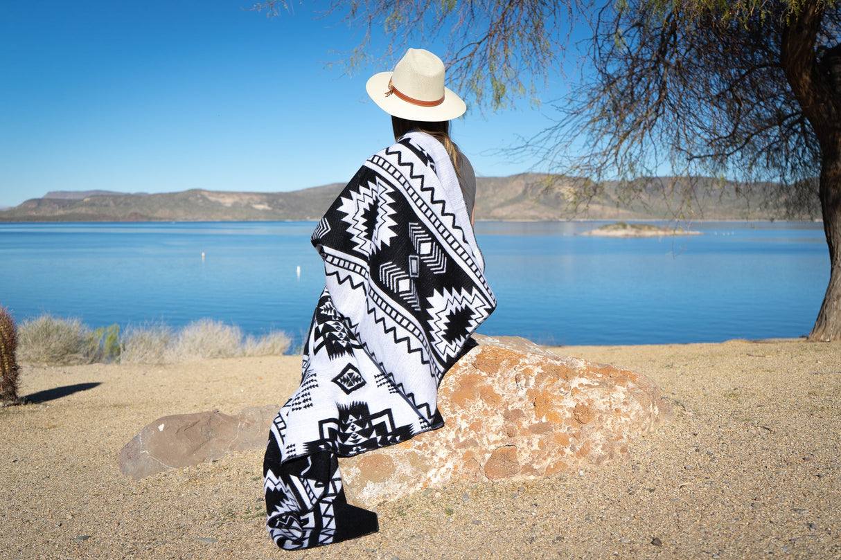 Andean Alpaca Wool Blanket - Black & White 90" x 78”