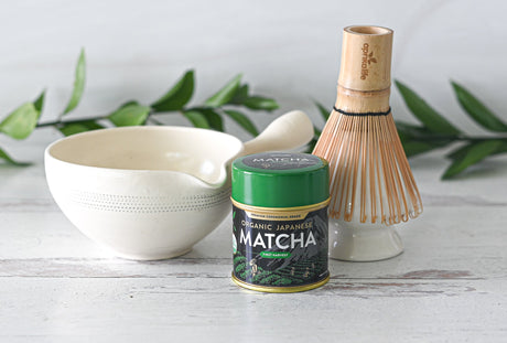 Cuenco para té matcha con rayas blancas y pico