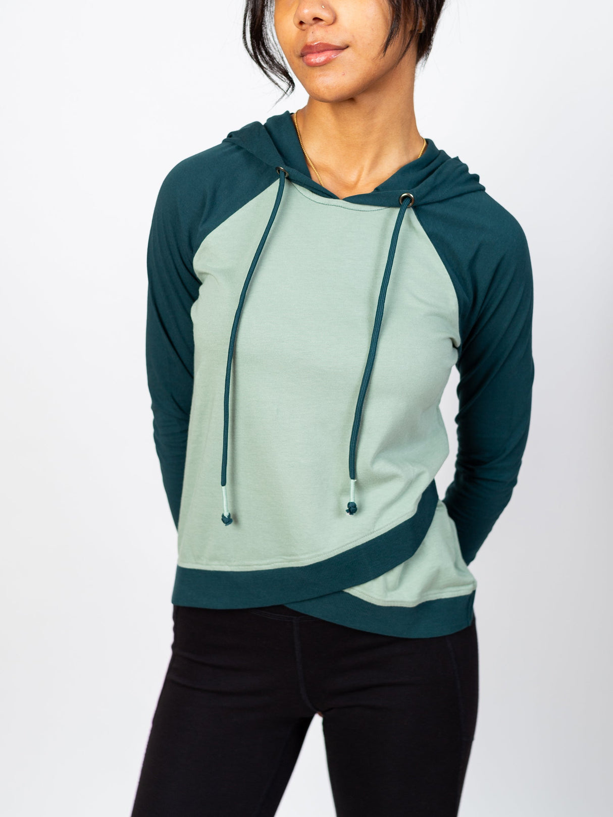 Sudadera con capucha de corte cruzado | Canopy de Happy Earth