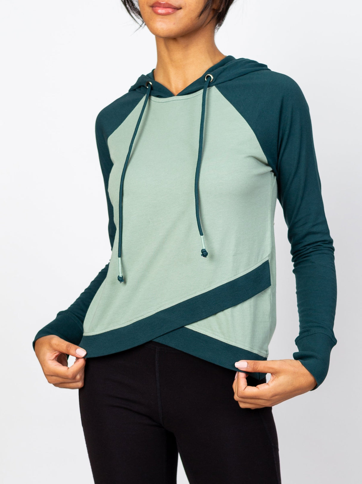 Sudadera con capucha de corte cruzado | Canopy de Happy Earth