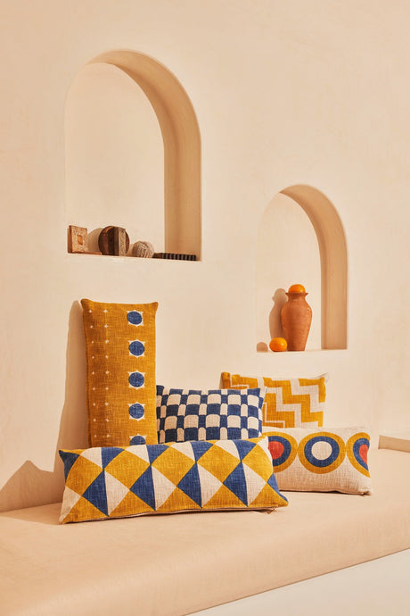 Almohada lumbar estampada con bloques Aakar, color amarillo, 30 x 76 cm