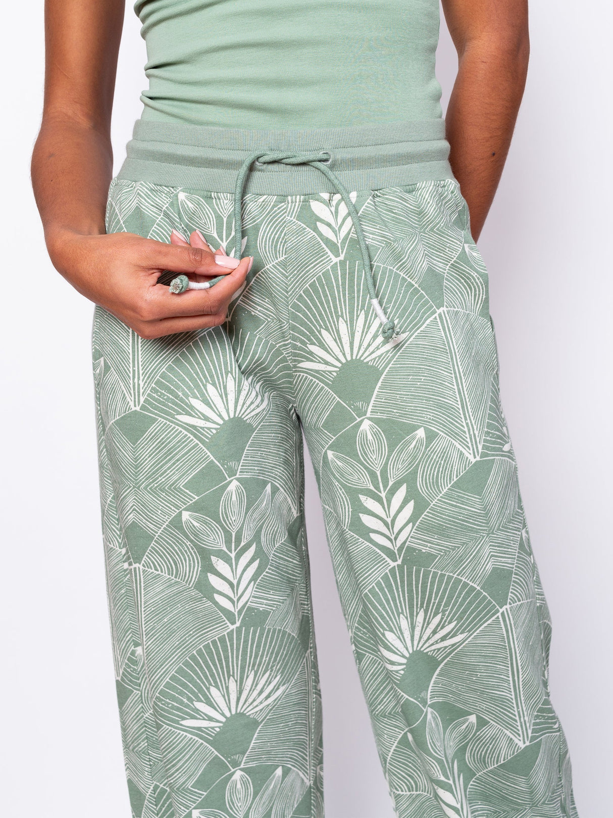 Pantalones anchos con diseño de frondas decorativas de Happy Earth