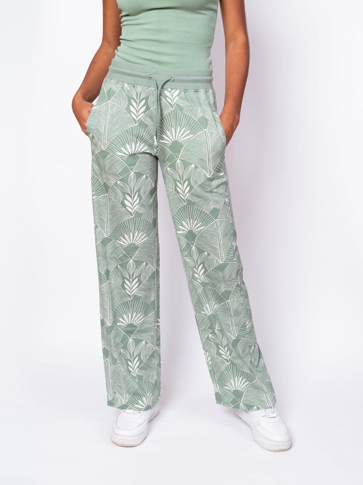 Pantalones anchos con diseño de frondas decorativas de Happy Earth