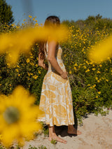 Vestido midi con amapolas doradas de Happy Earth