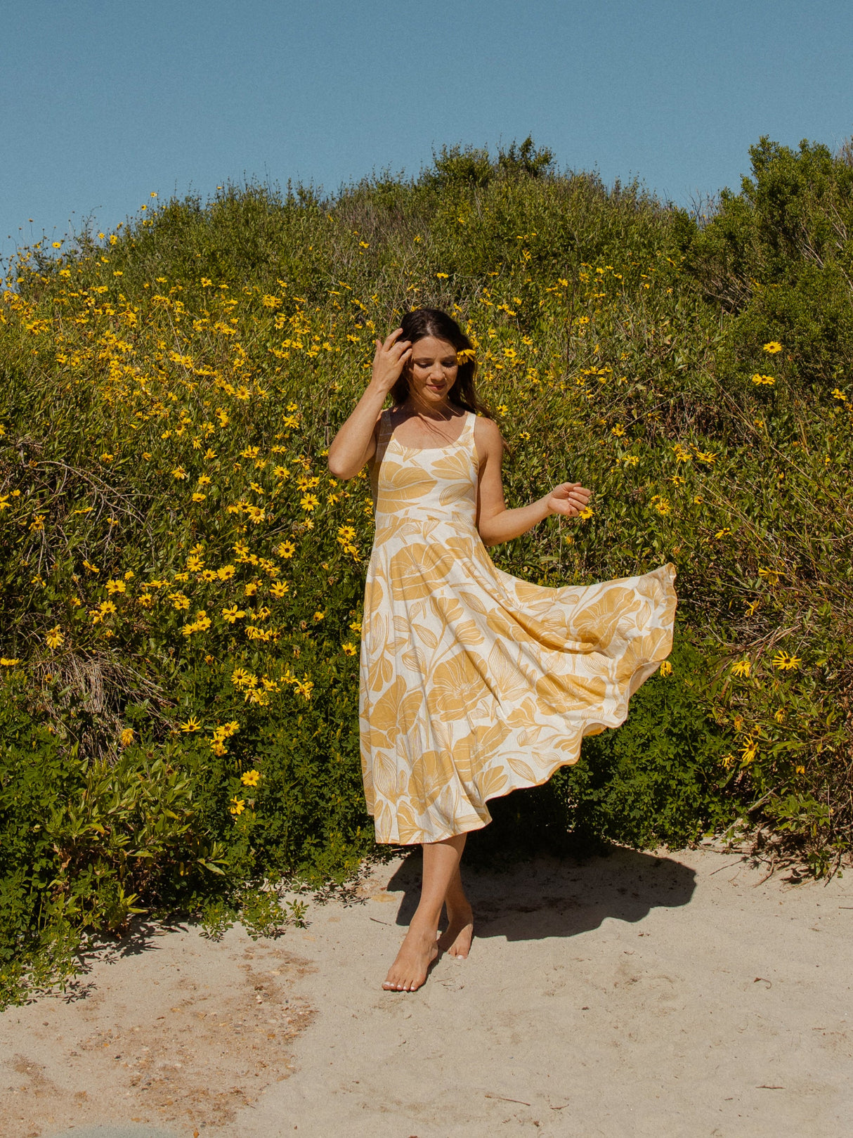 Vestido midi con amapolas doradas de Happy Earth