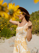 Vestido midi con amapolas doradas de Happy Earth