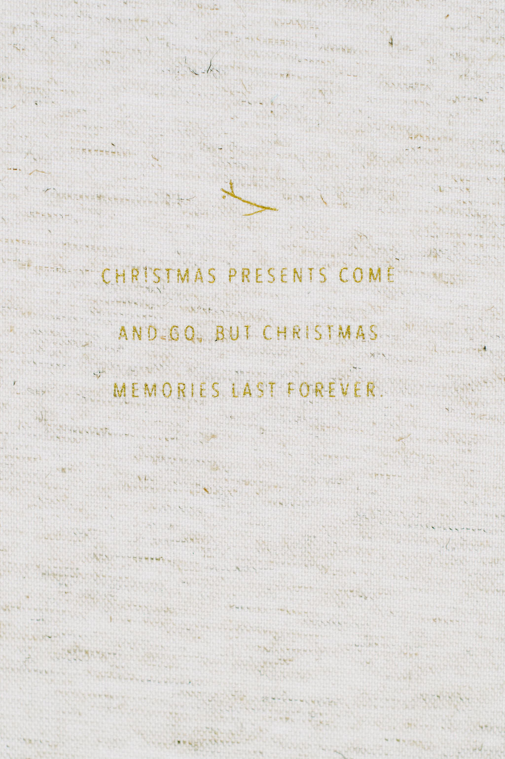 Our Christmas Memories (Gift Set): A Family Traditions Keepsake (Oatmeal Linen)