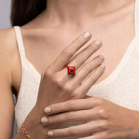 Anillo de aura con rubí rojo