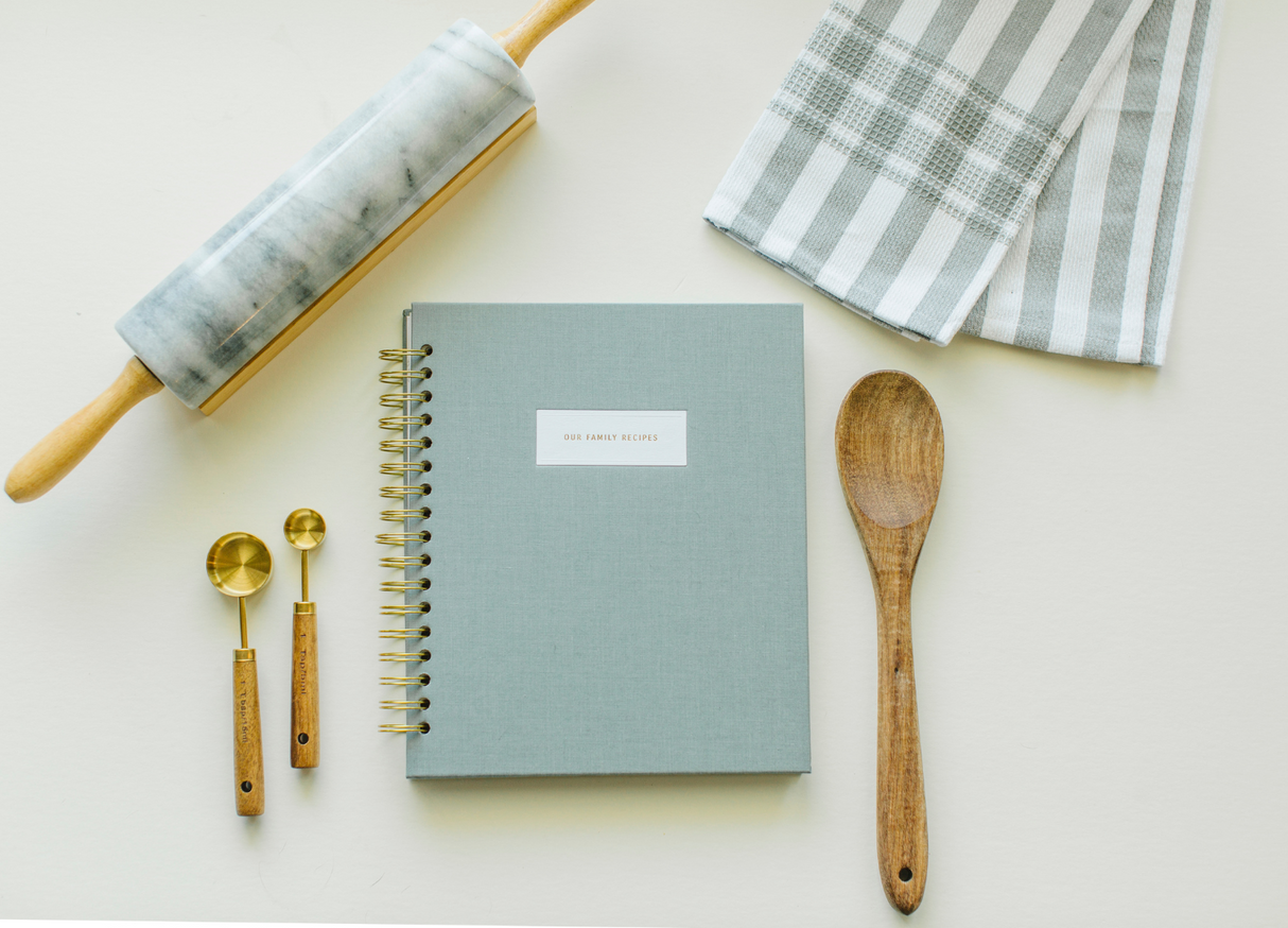 Our Family Recipes: A Meals and Memories Keepsake (Grey)