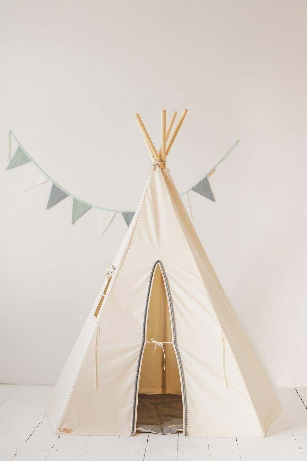 Teepee Tent “Grey Pompoms” with Pompoms + Round Mat Set - Sumiye Co