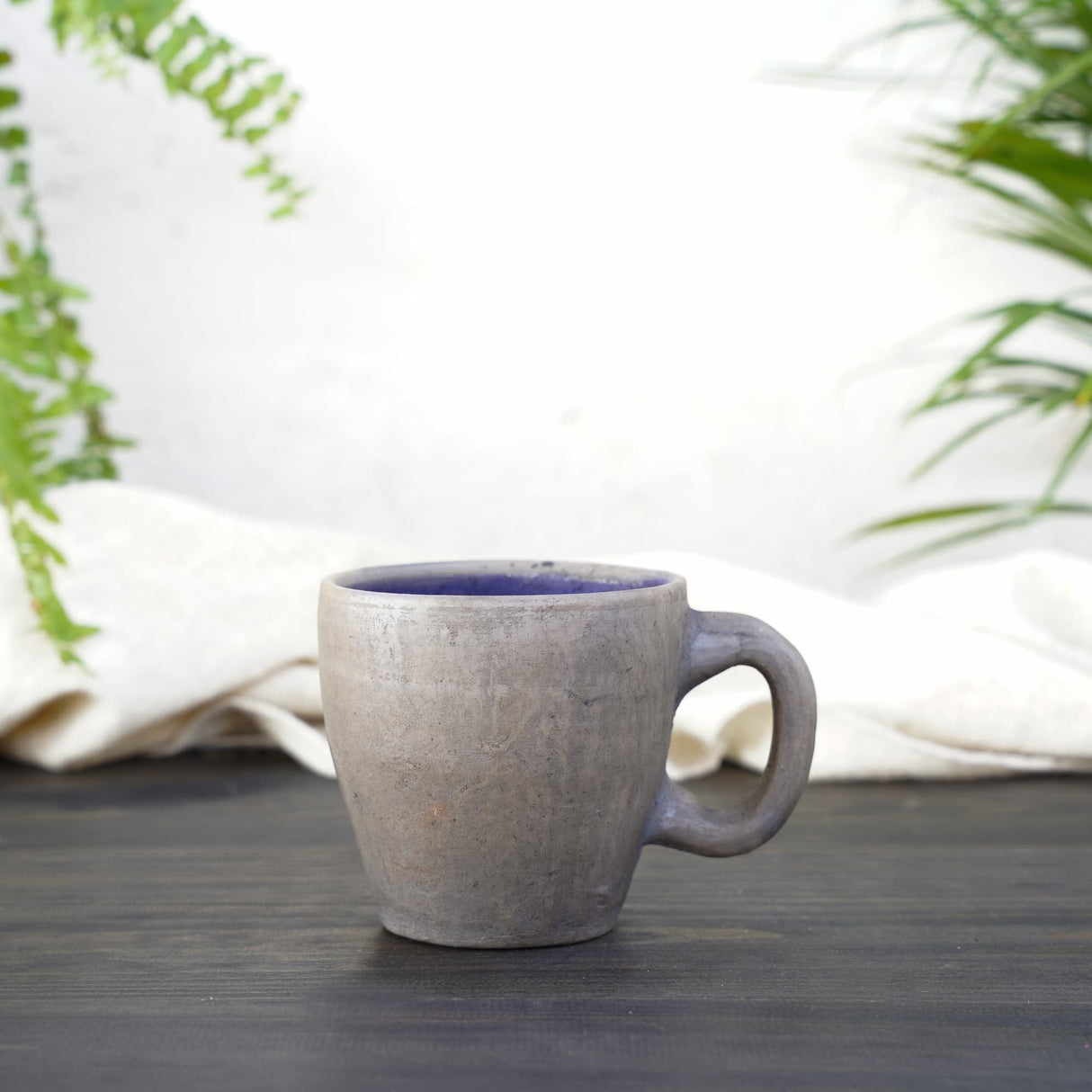 Taza grande de cerámica con motivos de tierra, color azul, de Wool+Clay