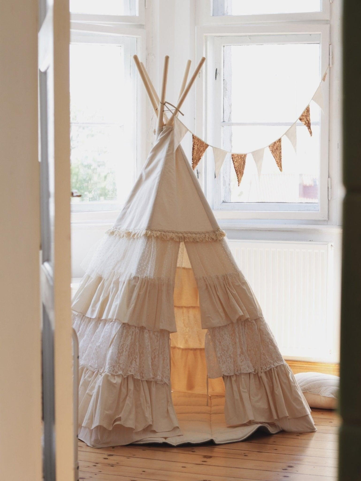 Teepee Tent “Shabby Chic” with Frills + "White" Leaf Mat Set - Sumiye Co