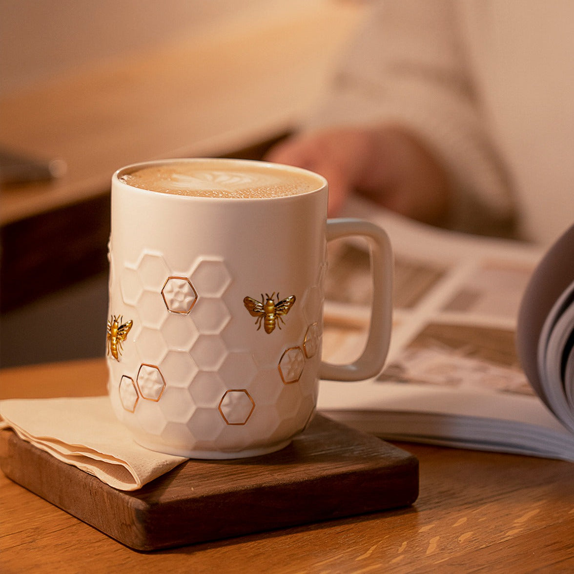 Honey Bee Mug with Lid-3