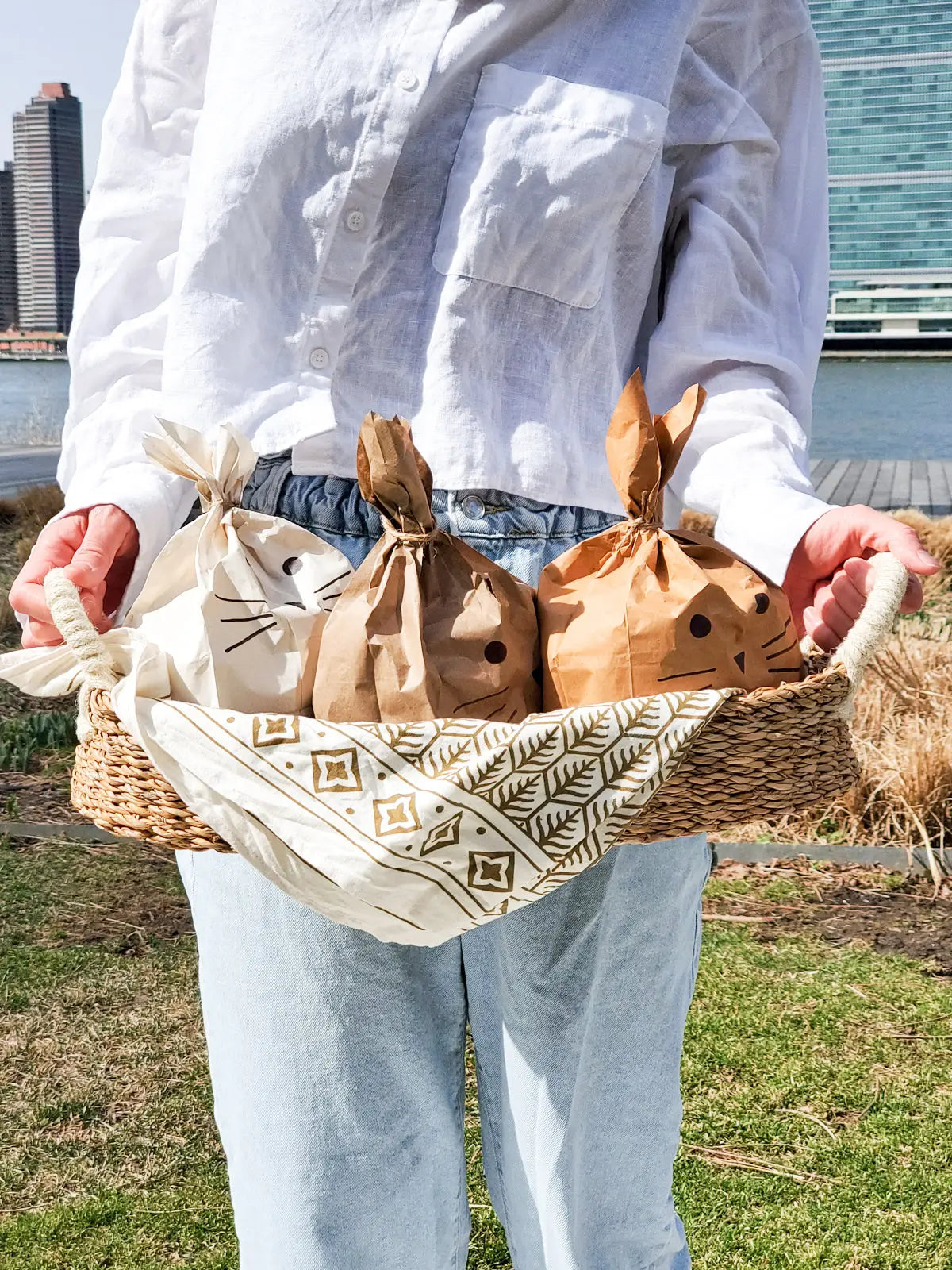 Savar Bread Basket with White Handle KORISSA