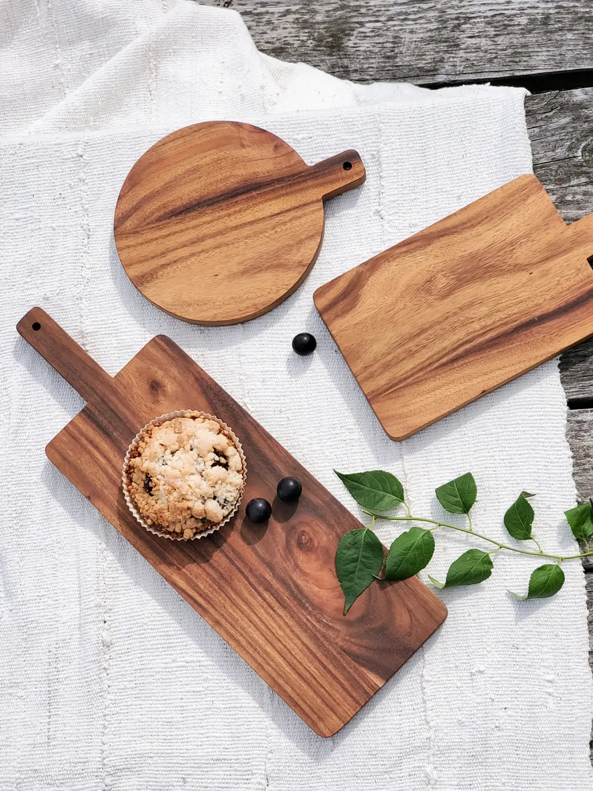 SPEShh Acacia Wood Serving Board on Stand – Contemporary Raised Wooden  Serving Platter – Elegant Hand-Finished Home Décor Counter Shelf Organizer  